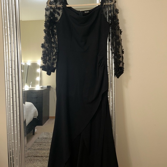 Black Off the Shoulder Gown Size L - Picture 2 of 4